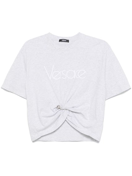 (送料・関税込)VERSACE クロップ Tシャツ ロゴ 安全ピン留め 23AW NEW】VERSACE / セーフティピン クロップドTシャツ / 3色