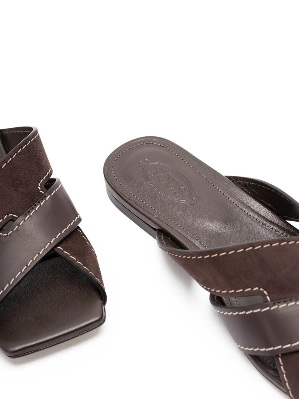 FLAT LEATHER SANDALS WITH CROSSED STRAPS