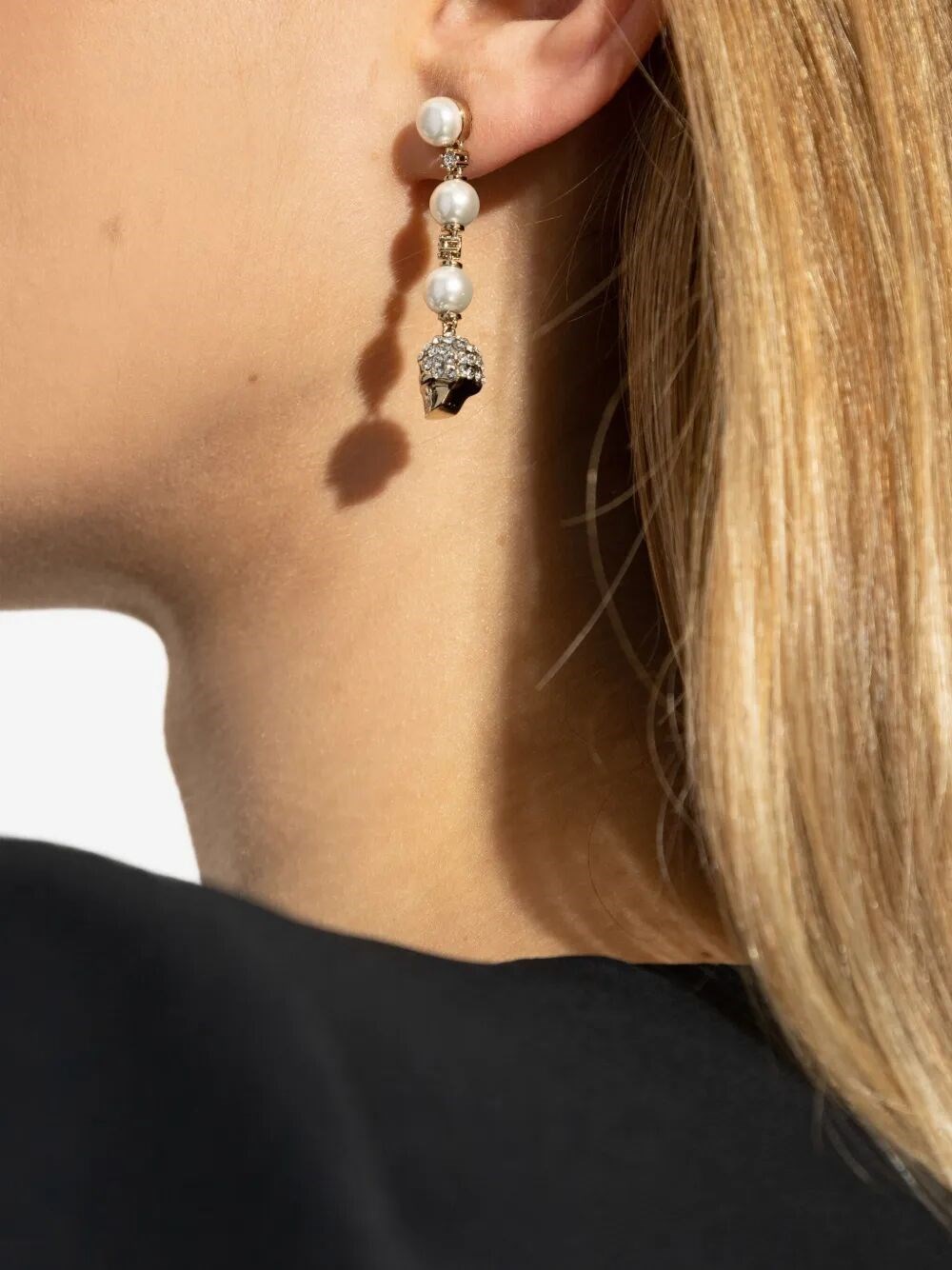 SKULL AND PEARL EARRINGS IN PALE GOLD